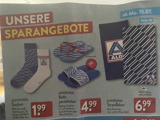 Werbeflyer mit Produkten der Marke Aldi: Socken zum Preis von 1,99 €, Flip-Flops für 4,99 € und ein Strandtuch für 6,99 €. Alles mit Aldi-Ikonographie. Angebote gültig ab dem 15. Juli.